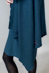 Poncho in Petrol – aus Wolle und Viskose