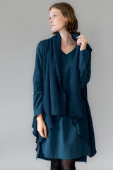 Poncho in Petrol – aus Wolle und Viskose