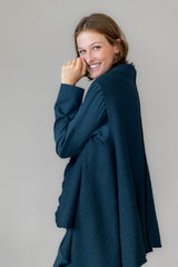 Poncho in Petrol – aus Wolle und Viskose