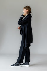 Schwarzer Poncho – klar, modern, charakterstark