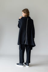 Schwarzer Poncho – klar, modern, charakterstark