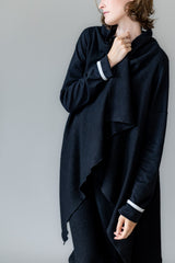 Schwarzer Poncho – klar, modern, charakterstark