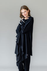 Schwarzer Poncho – klar, modern, charakterstark