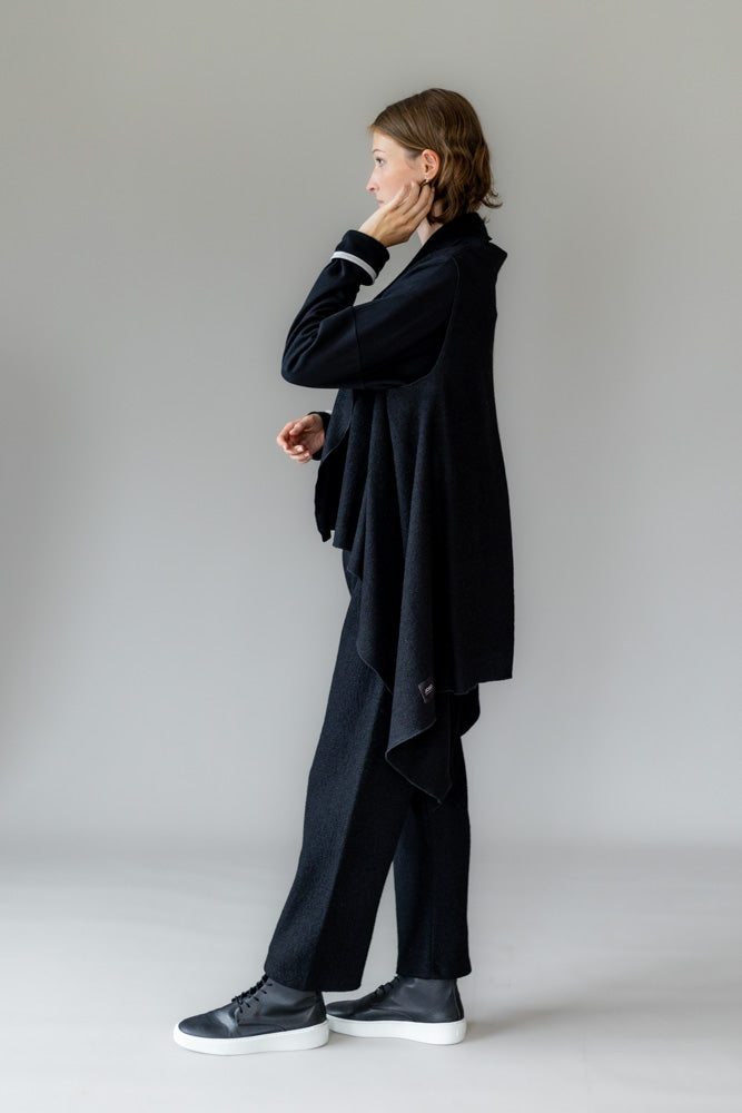 Schwarzer Poncho – klar, modern, charakterstark