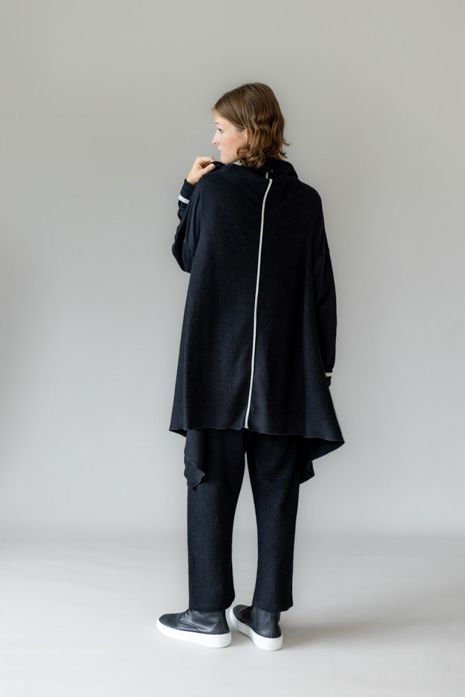 Schwarzer Poncho – klar, modern, charakterstark
