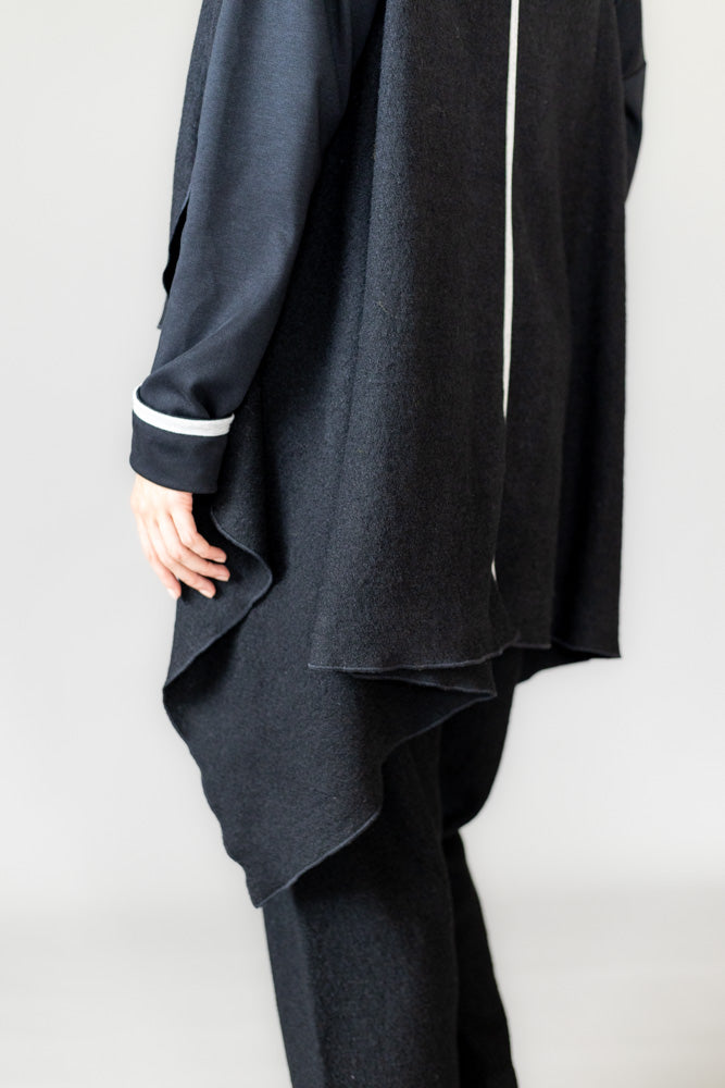 Schwarzer Poncho – klar, modern, charakterstark