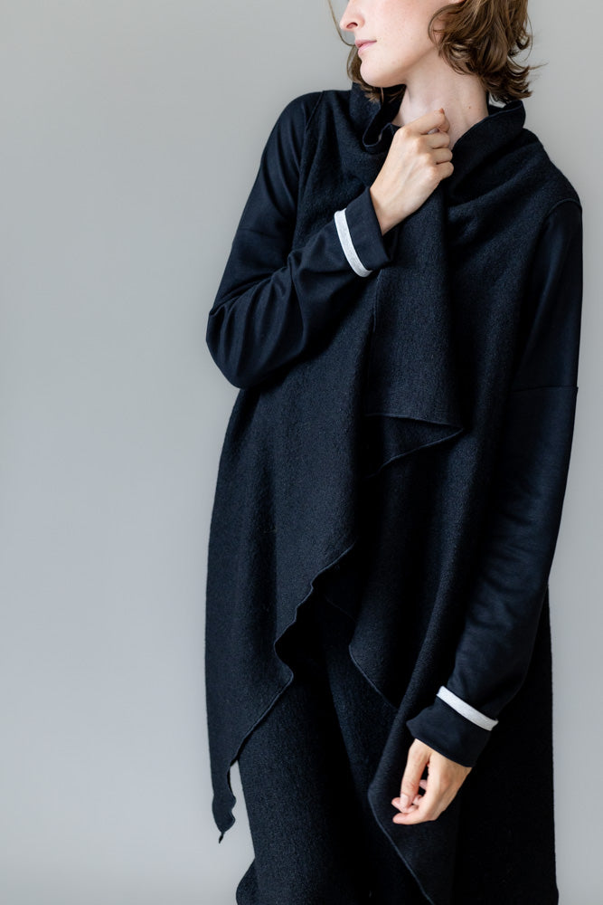 Schwarzer Poncho – klar, modern, charakterstark