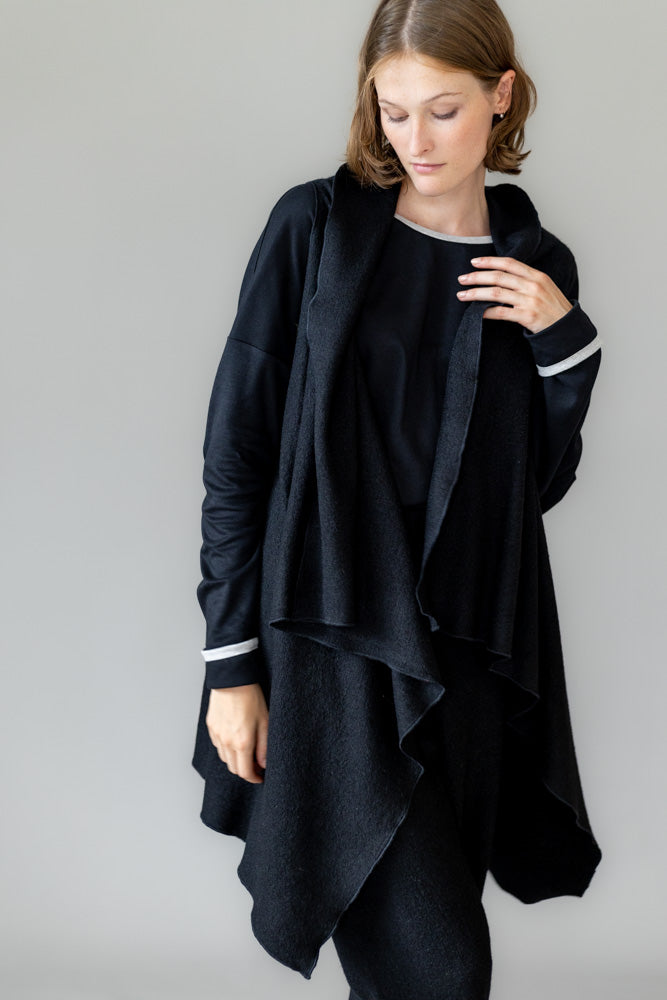 Schwarzer Poncho – klar, modern, charakterstark