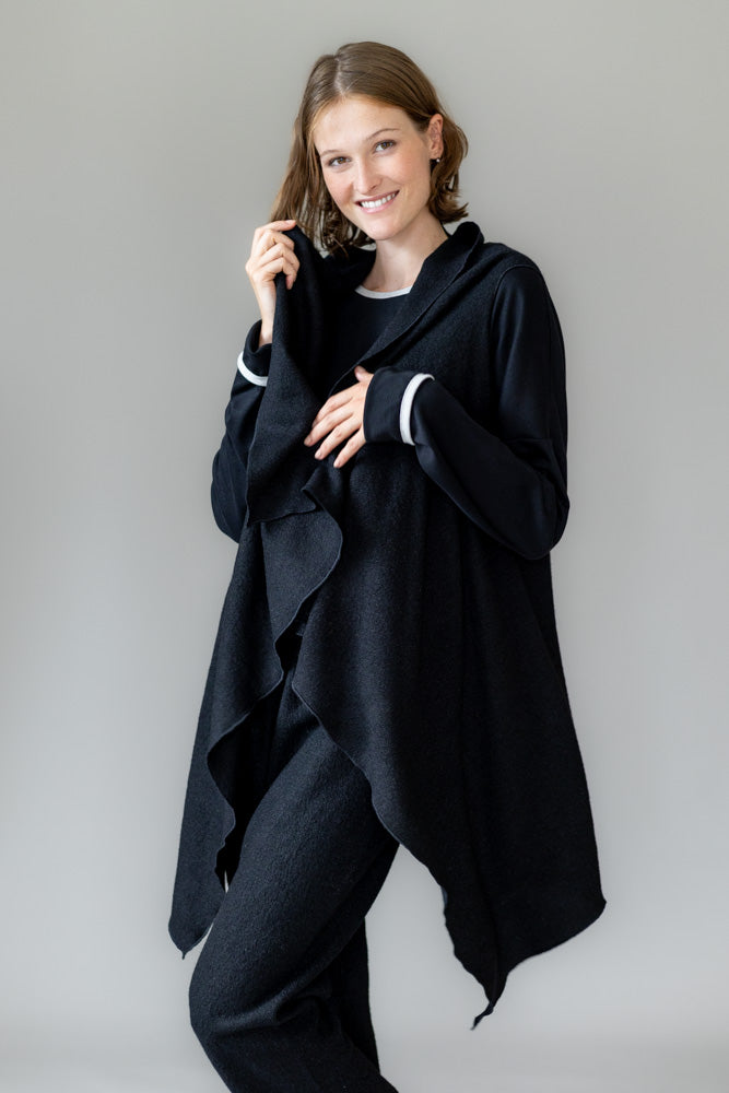 Schwarzer Poncho – klar, modern, charakterstark