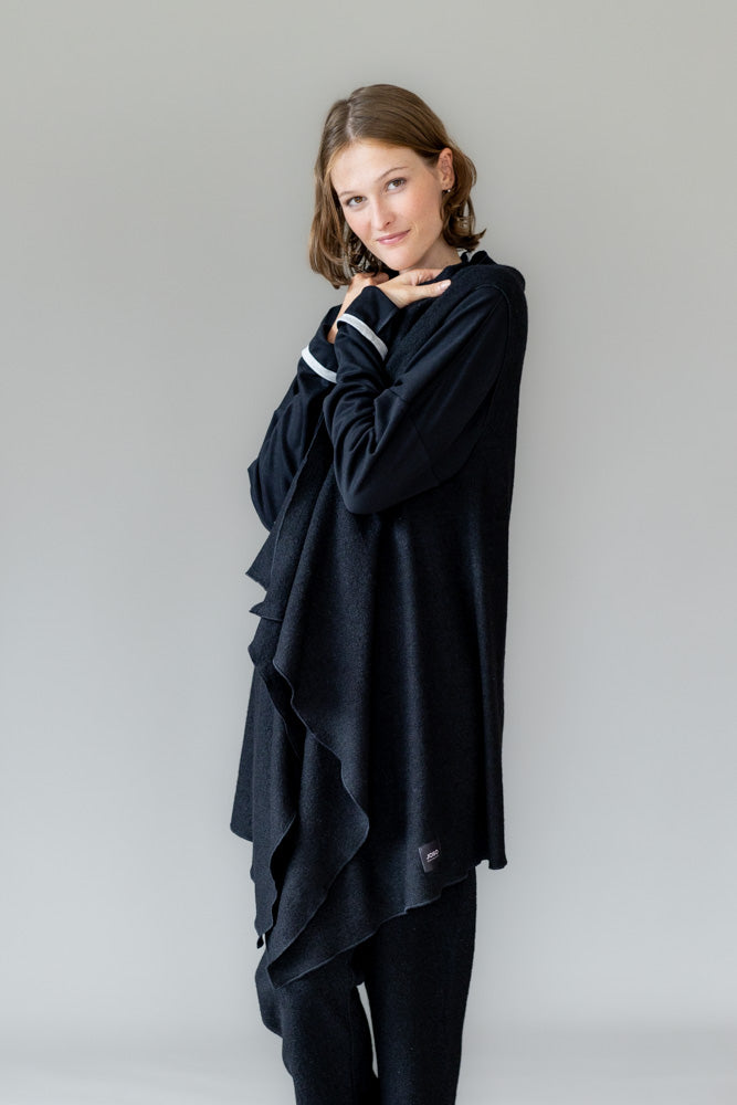 Schwarzer Poncho – klar, modern, charakterstark